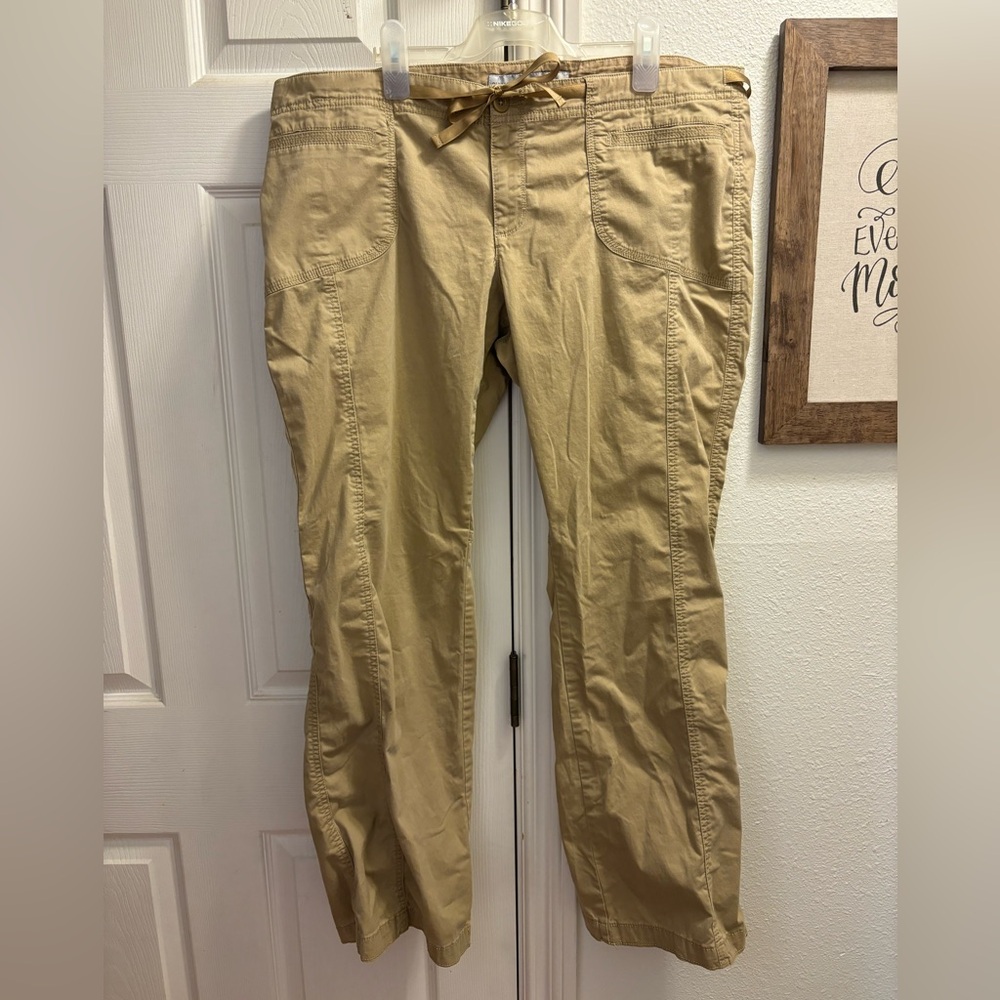 Old Navy Size 16 Low Rise Khaki Pants with Ribbon Belt